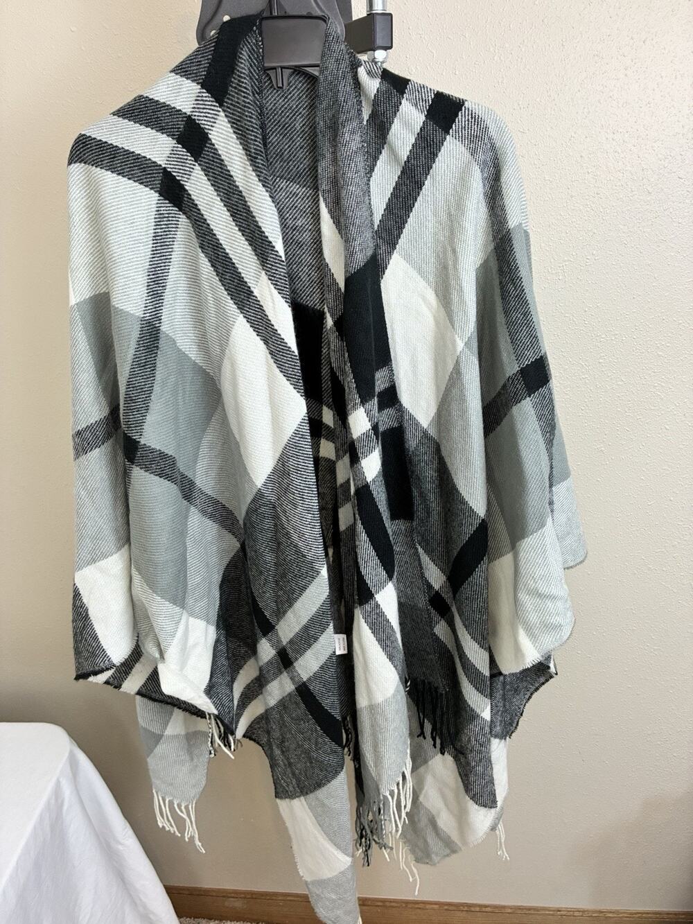 Akira Chicago Black Label Wrap Shawl Women's One Size WhiteBlack Plaid Oversized